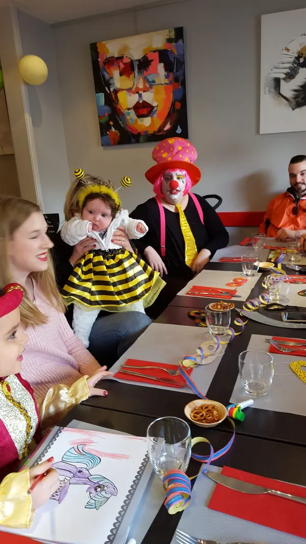 Un repas de fête en groupe au P'tit Café