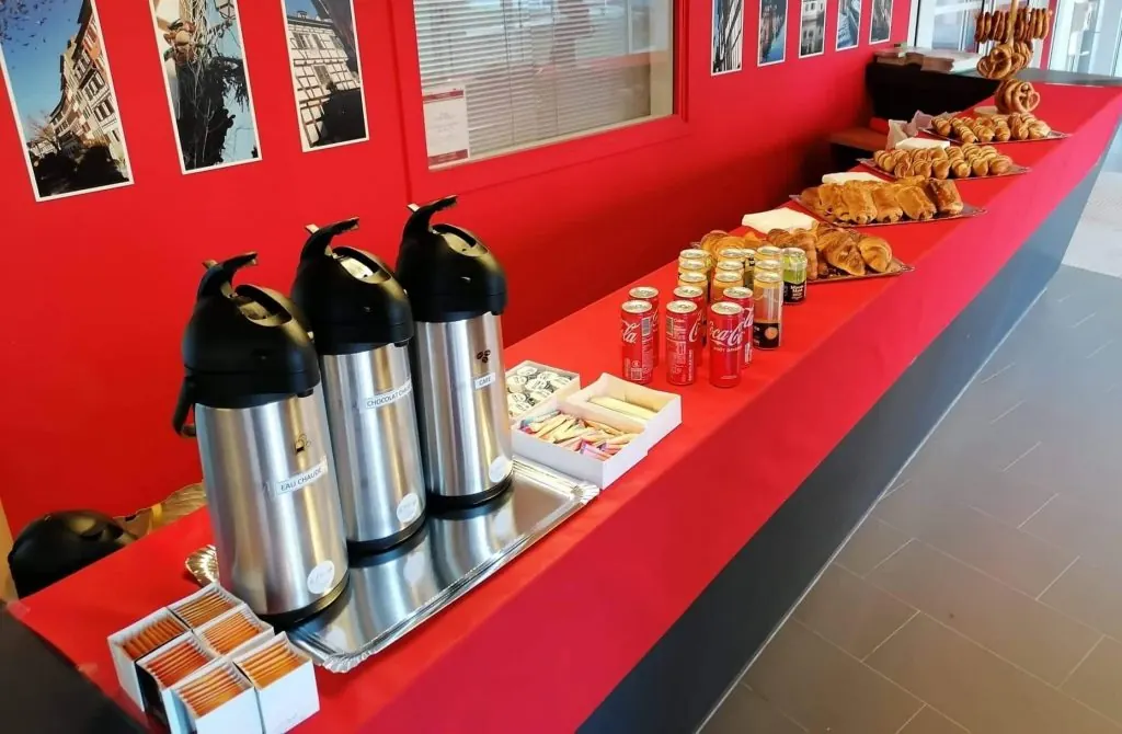 Buffet traiteur livré : thermos de boissons chaudes, canettes, viennoiseries et bretzels